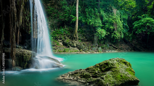 Piękna zielona siklawa przy głębokim lasem, Erawan siklawa lokalizował Kanchanaburi prowincję, Tajlandia