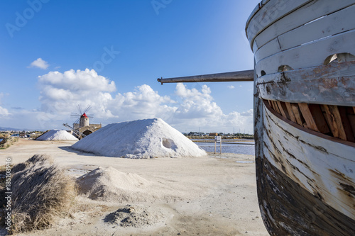 Fotografie Vecchia barca da pesca alle saline di Trapani, Sicilia