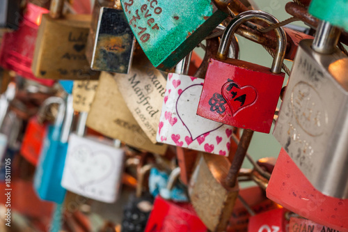 viele Vorhängeschlösser an einer Brücke als Symbol der Liebe photo