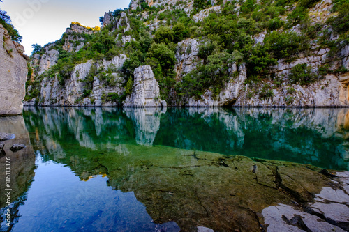 Basses Gorges du Verdon, Quinson en été, beau reflet des arbres et rochers dans l'eau calme. Provence, France. 