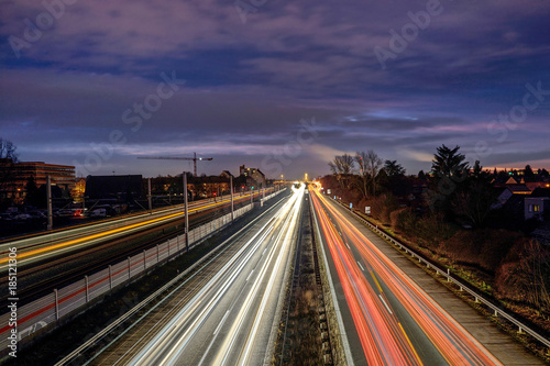 Morgenstimmung und Lichtspuren auf der Zubringerautobahn