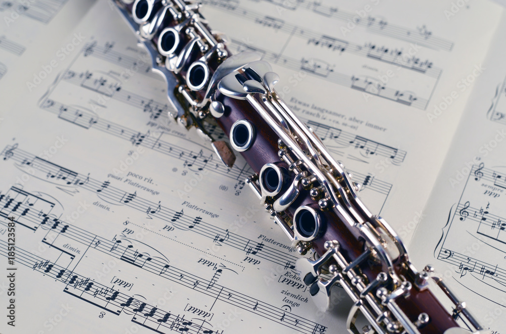 Fototapeta premium klasyczny instrument muzyczny klarnetowy w nutach