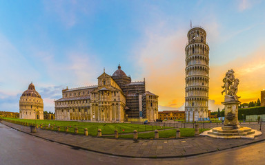 Fotobehang De scheve toren Duomo en scheve toren Pisa  © Balate Dorin