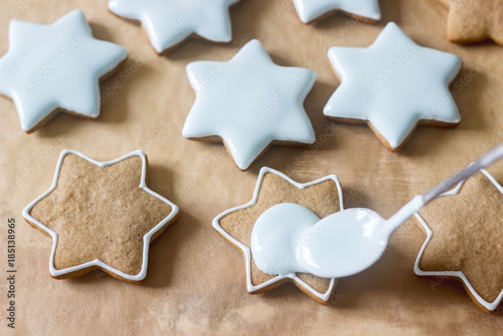 Obraz premium Preparation of gingerbread, painting gingerbread cookies.