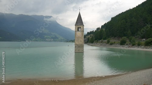 Campanile che emerge dal lago di Resia a Curon Venosta