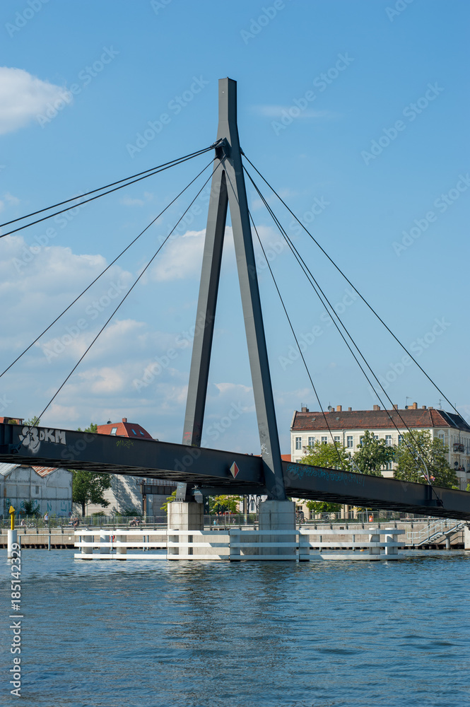 Obraz premium Stahlseil Brücke über die Spree