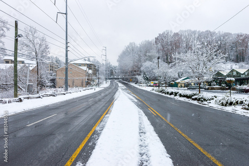 snow on roswell road, atlanta, georgia