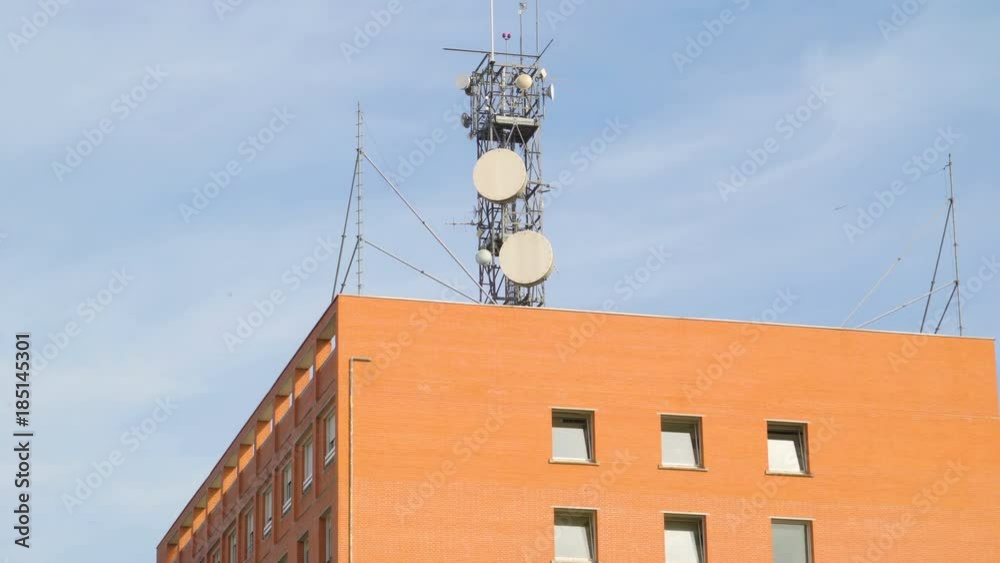 15725_An_antenna_on_the_rooftop_of_a_brown_building.mov 15725_An_antenna_on_the_rooftop_of_a_brown_building.mov