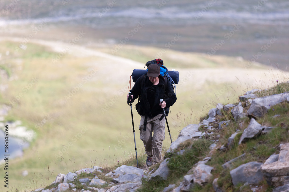 Un homme marche sur un sentier