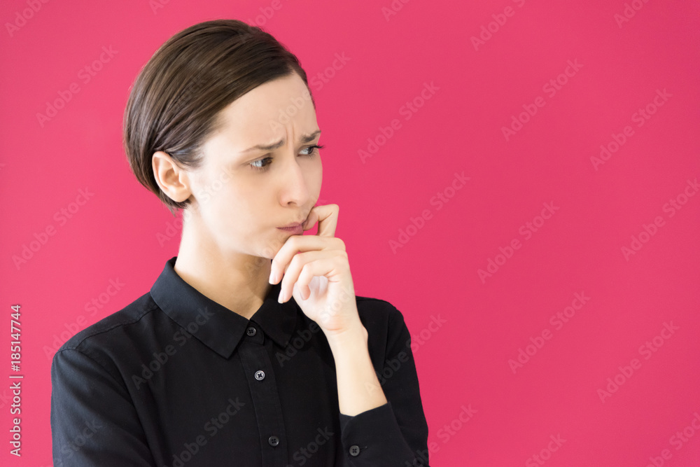 不安な表情の若い女性 不安な表情の若い女性