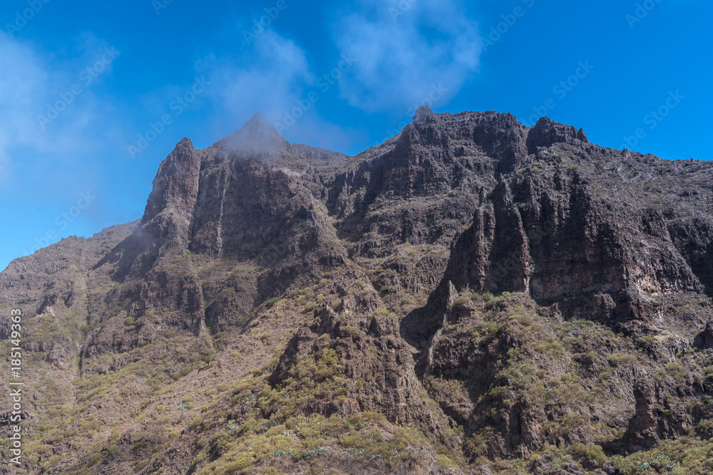 Berglandschaft aus Lava-Gestein auf Teneriffa