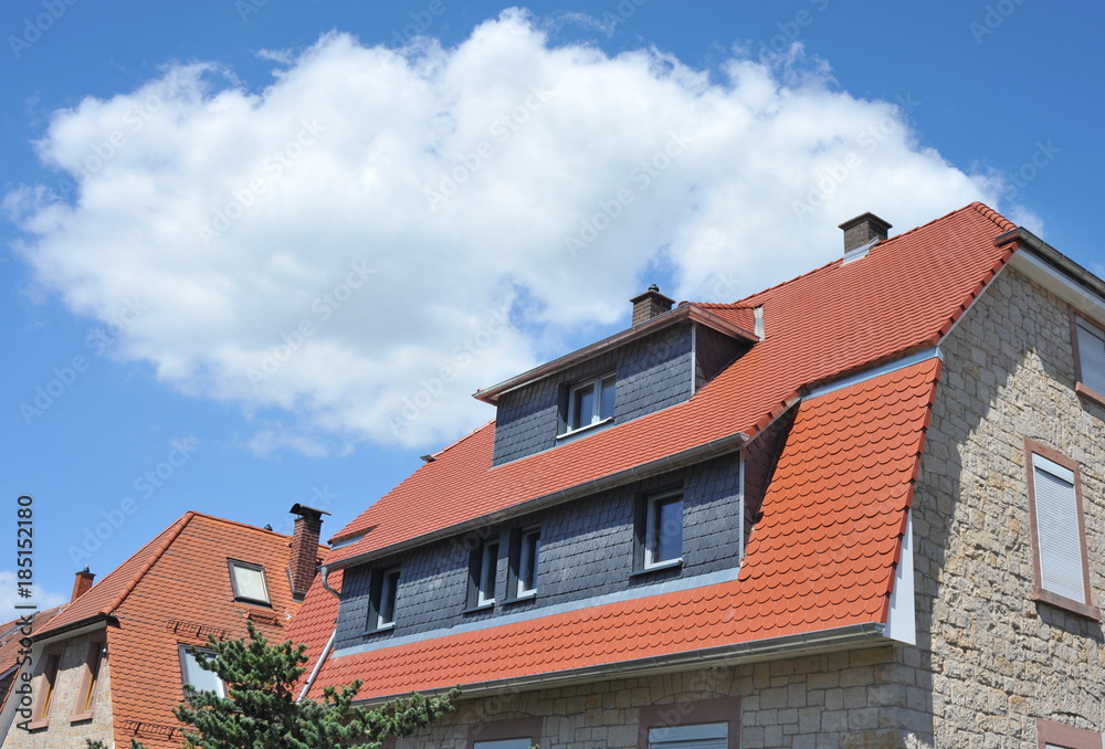 Renovierte Dachgaube mit Naturschiefer-Verkleidung als Wetterschutz