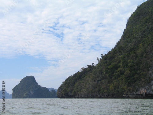 Bahía de Phang Nga (Phuket,Tailandia) en el Mar de Andaman entre la isla de Phuket y la parte continental de la península malaya al sur de Tailandia
