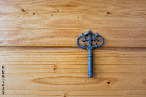Alter Schlüssel an Holzwand
