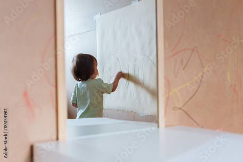 Kind malt auf Papier