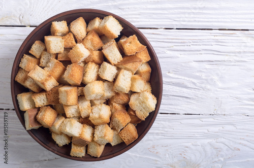 Foto Crispy croutons in bowl