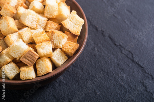 Foto Crispy croutons in bowl