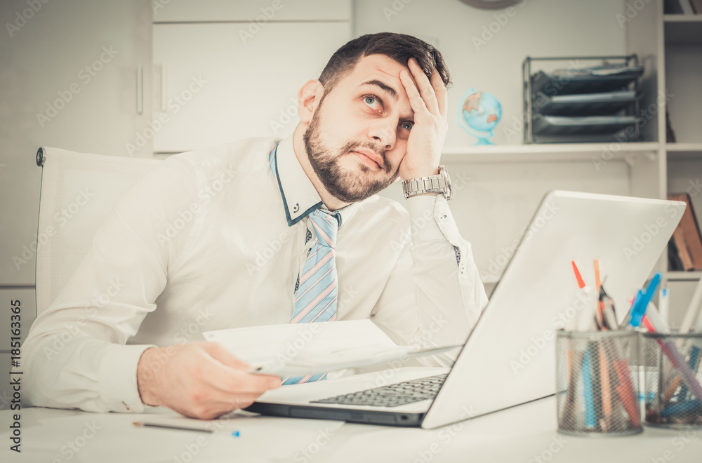 Obraz premium Man having problem in office