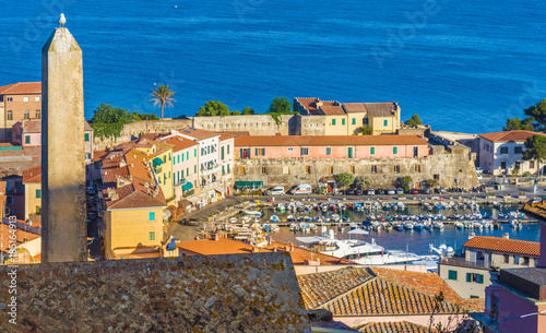 Stary miasteczko Portoferraio i schronienie, Elba wyspa, Włochy.