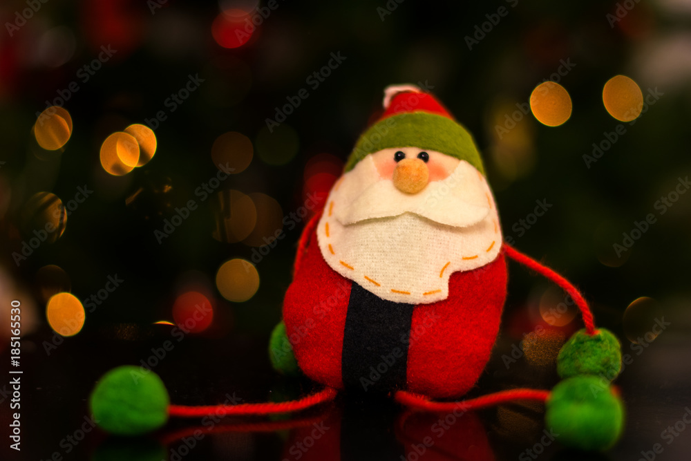 papa noel de fieltro con luces navideñas de fondo Stock Photo | Adobe Stock