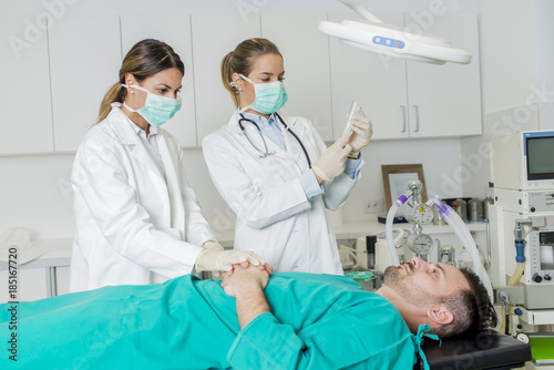 Female doctors preparing pa...