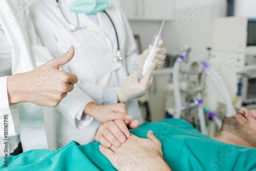 Female doctors preparing pa...