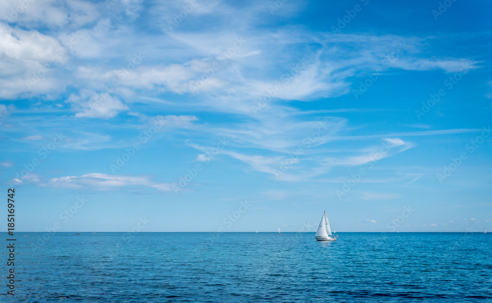 Obraz premium Żaglówka na horyzoncie