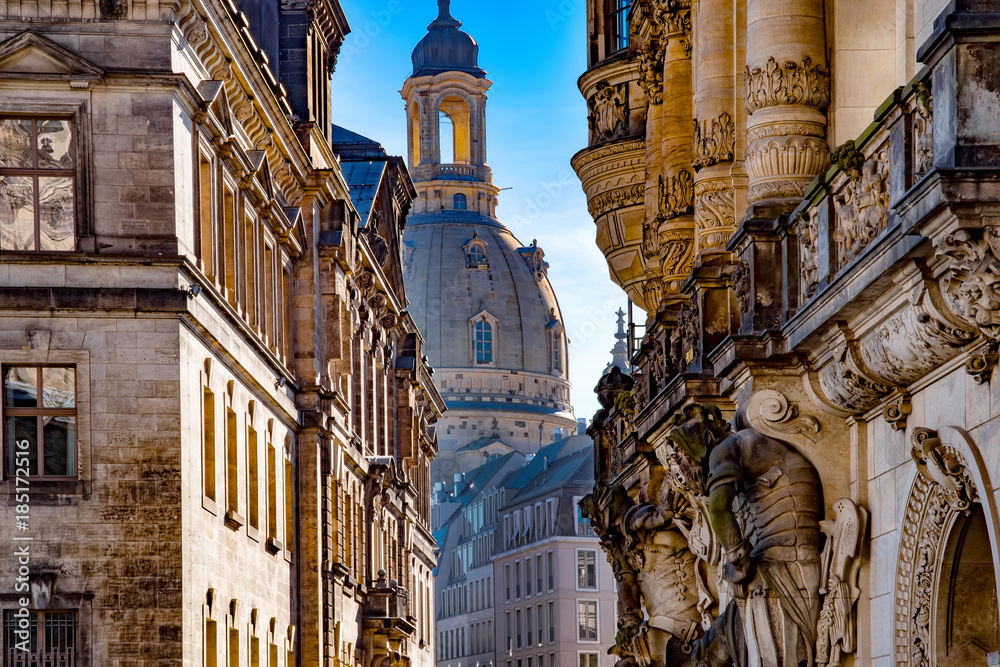Frauenkirche und Wandskulptur vom Georgentor in Dresden,Sachsen, Deutschland - obrazy, fototapety, plakaty 