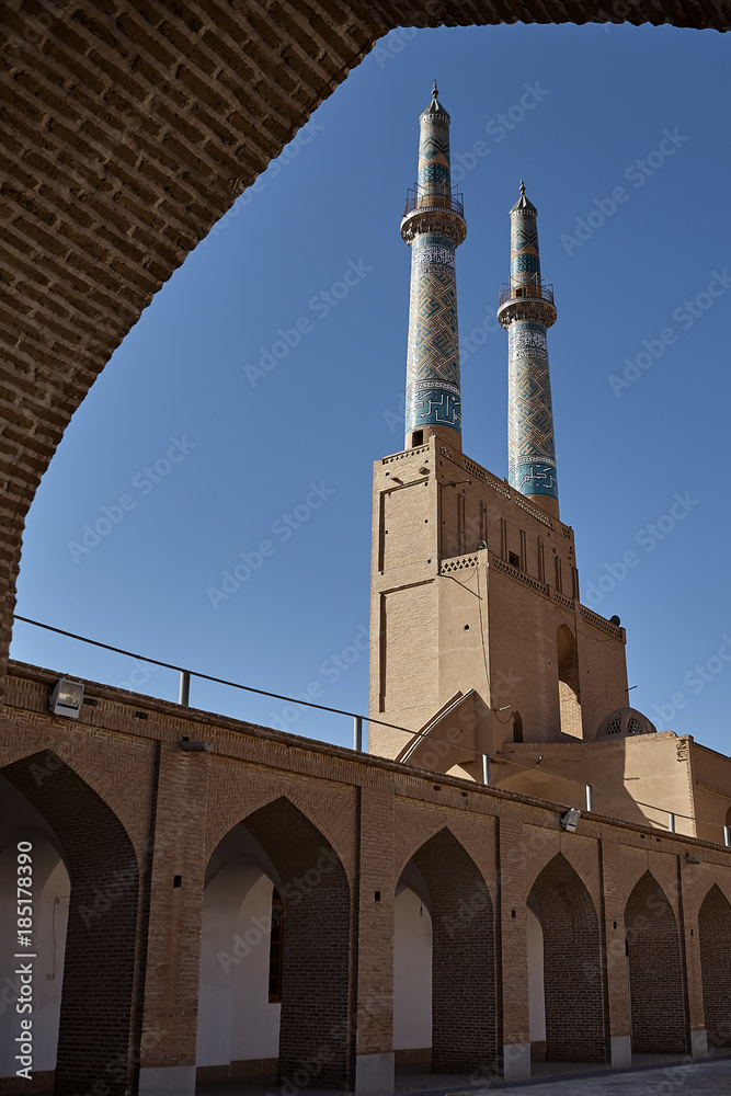 Obraz premium Friday mosque from under arch of entrance gate, Yazd, Iran.