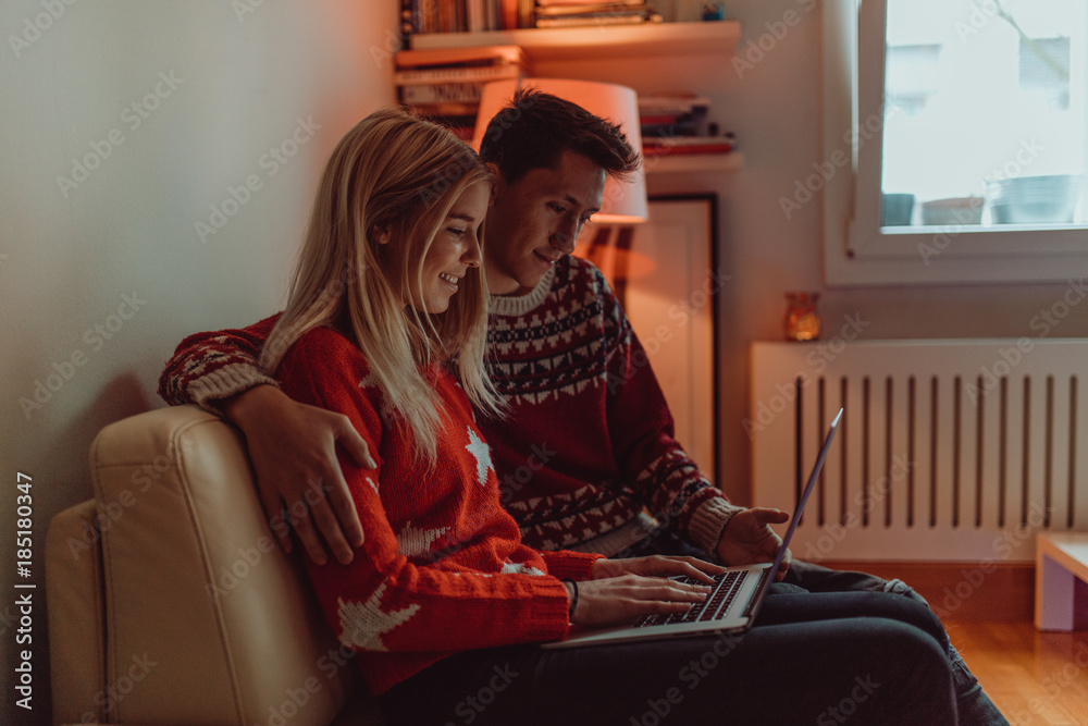 Obraz premium Christmas gifts and happiness between a young couple and a cute dog