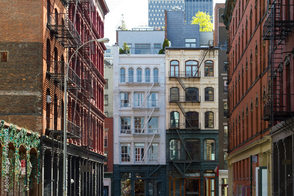 Naklejka premium Zabytkowe budynki na skrzyżowaniu Crosby i Howard Street w dzielnicy SOHO na Manhattanie w Nowym Jorku