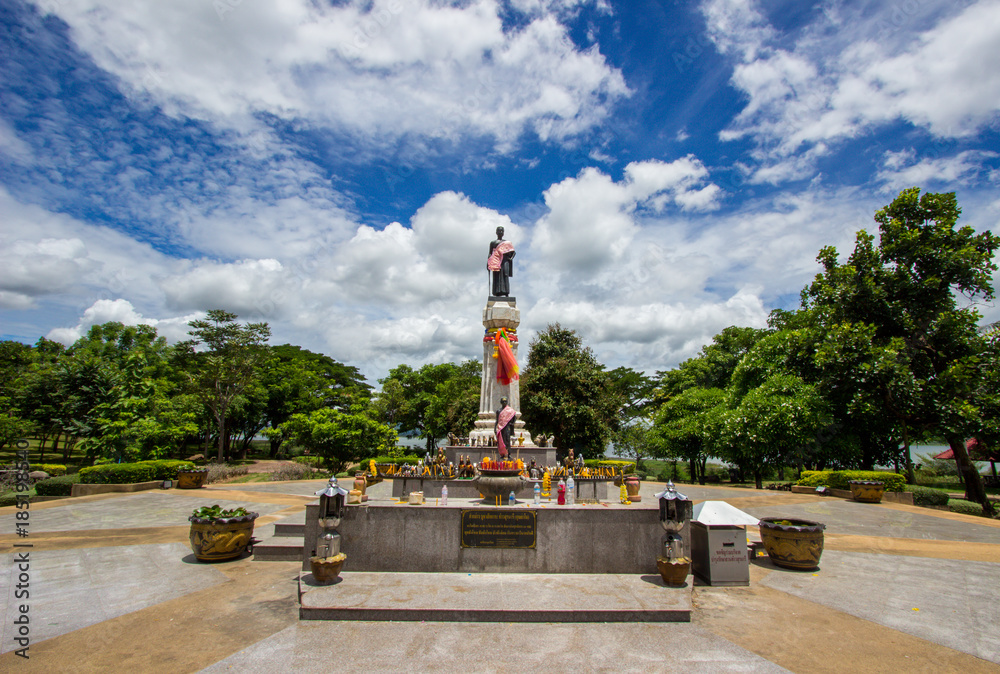 Φωτογραφία Thao Suranari statue with beautiful sky at Thao Suranari Park,Ban Nong Sarai,Pak Chong,Nakhon Ratchasima,Thailand