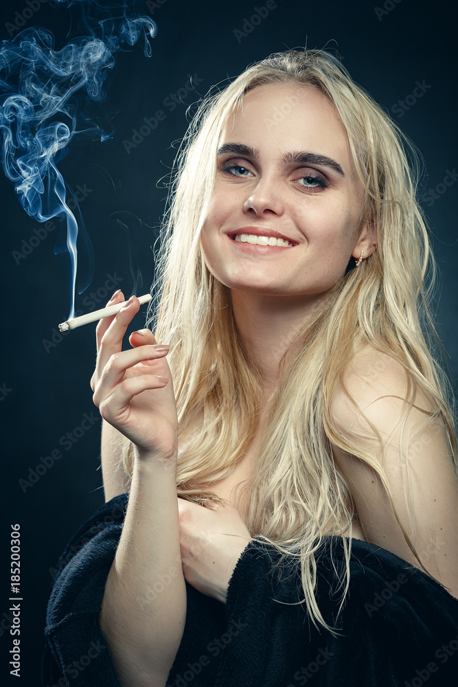 Obraz premium blond woman smoking