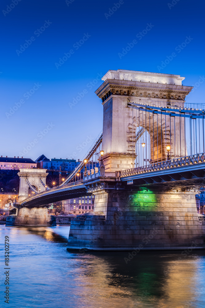 Obraz premium The Szechenyi Chain Bridge in Budapest, Hungary.