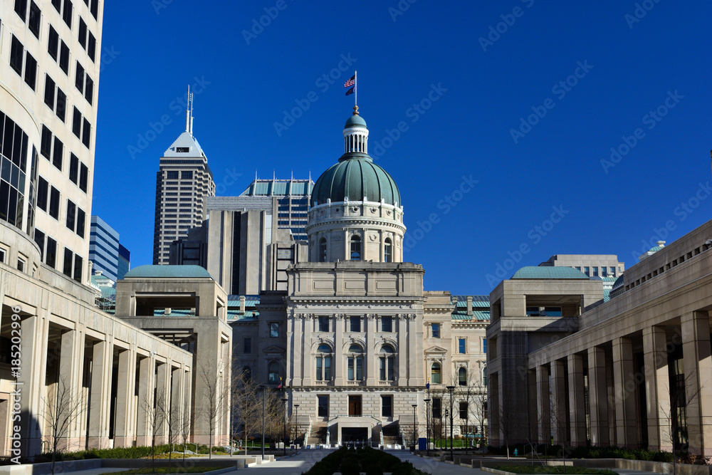 Obraz premium Indiana Statehouse Capitol Building on a Sunny Day with the Indianapolis Skyline