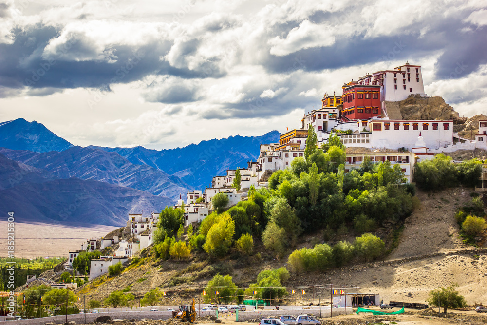 Obraz premium Traveling captures moments of clarity that highlight the truths about life and adventure