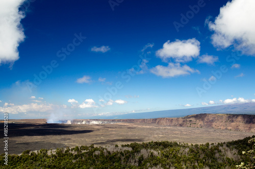 Vulkanischer Rauch steigt aus dem Krater des Kilauea im Hawaii Volcanoes Nationalpark auf Big Island, Hawaii, USA.