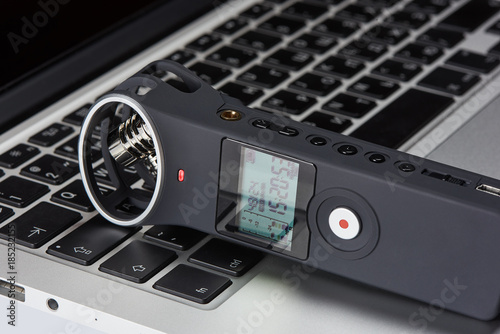 Canvas-taulu Voice recorder on a laptop