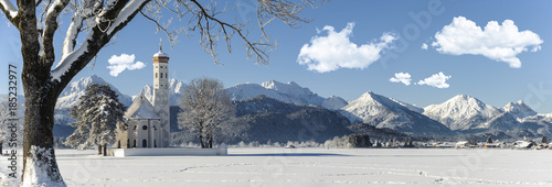 Panorama Winterlandschaft im Allgäu in Bayern bei Füssen mit Wallfahrtskirche St. Coloman