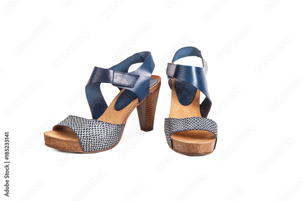 Sandalias azules suela madera y taco alto foto de Stock | Adobe Stock