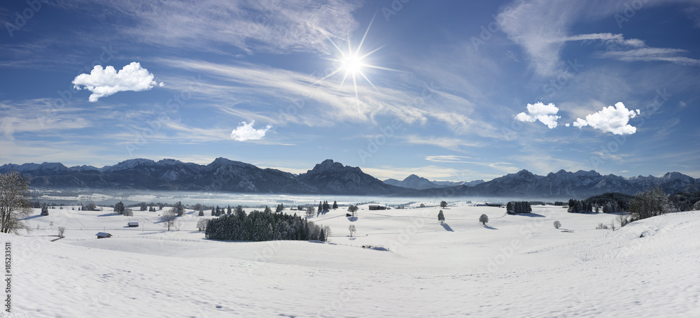 Panorama Winterlandschaft im Allgäu in Bayern bei Füssen mit Forggensee