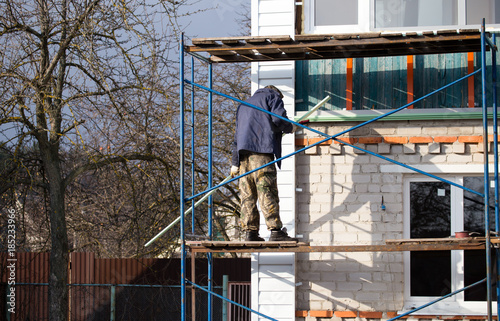 Wallpaper Mural Workers walling the house with wall siding Torontodigital.ca