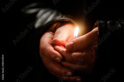 Εκτύπωση καμβά Person holding a candle