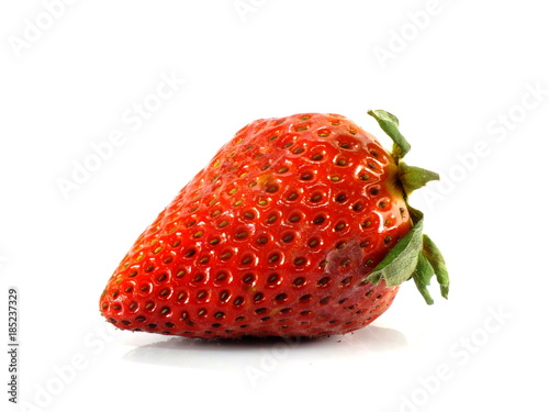 Foto rotten strawberries on white background