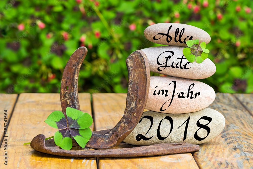 Glücksbringer auf Holz, Alles Gute im Jahr 2018 StockFoto Adobe Stock