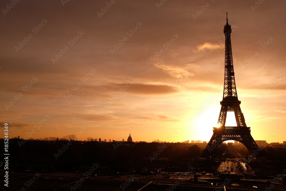 Naklejka premium le moment de crépuscule à la Tour Eiffel, Paris, France