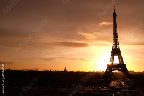 le moment de crépuscule à la Tour Eiffel, Paris, France