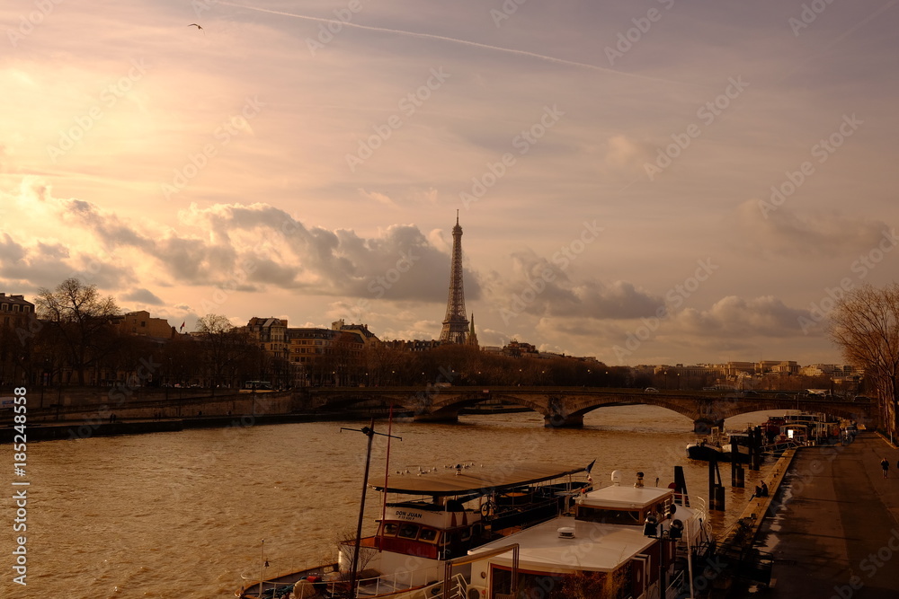 Fotografie le moment de crépuscule à Paris