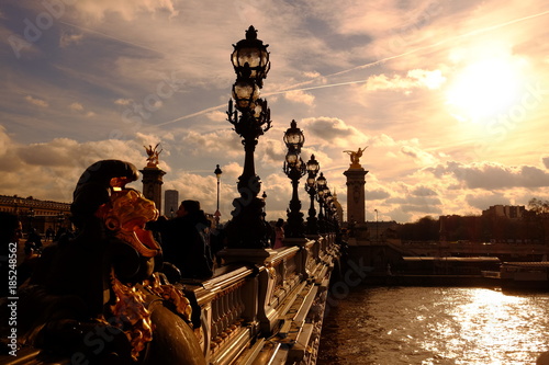 Sur le pont d'Alexandre III à Paris