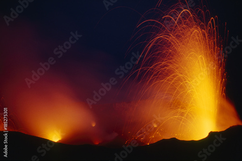 Langzeitaufnahme von Vulkan Stromboli mit starken Eruptionen bei Nacht.Where: Stromboli, Liparische Inseln, Italien.When: .Who:.Why:.